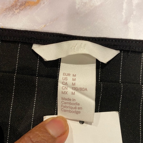 H&M pinestrip off shoulder jumpsuit. SZ M NWT - Picture 4 of 5